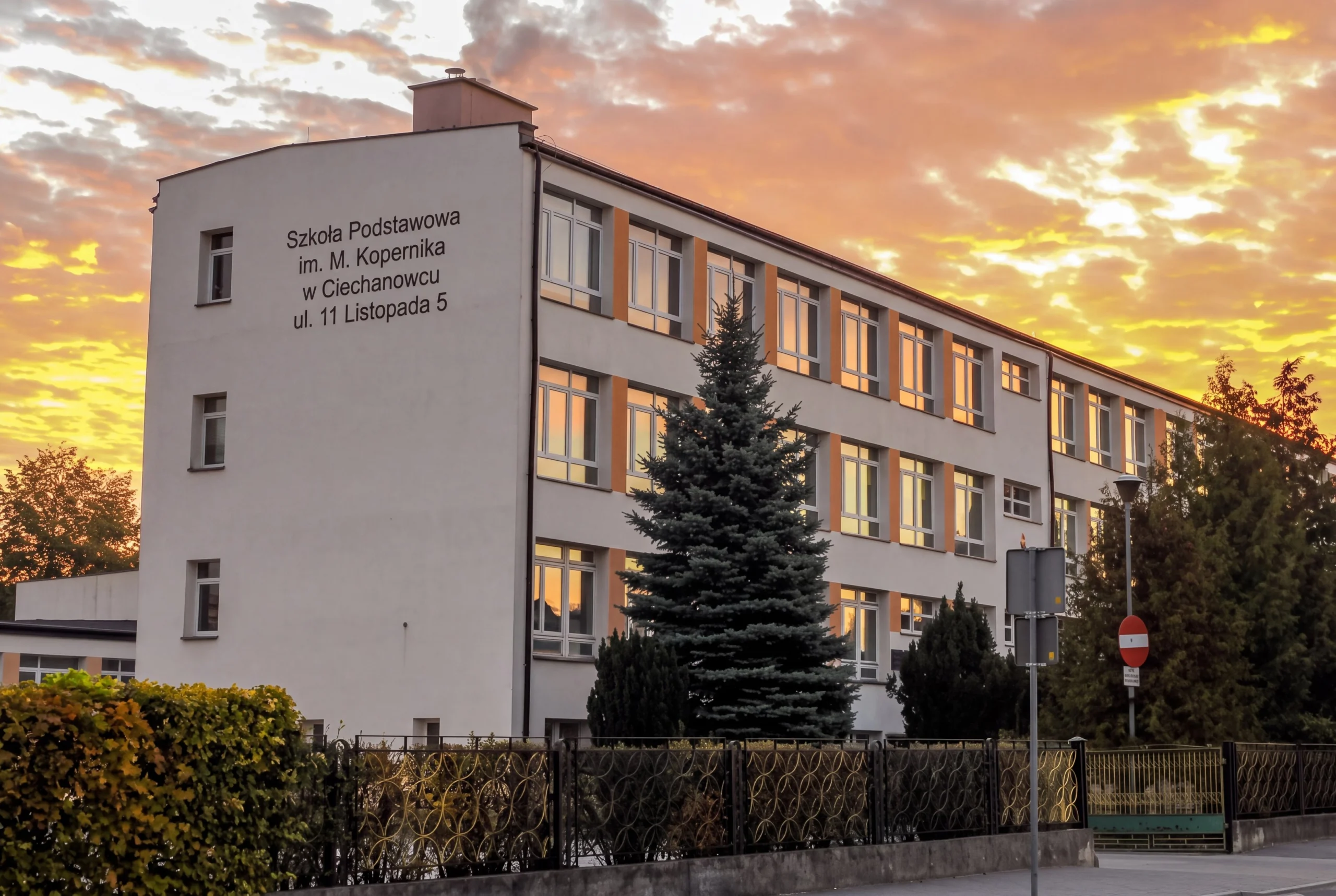 Budynek Szkoły Podstawowej im. Mikołaja Kopernika przy ul. 11 Listopada o zachodzie słońca