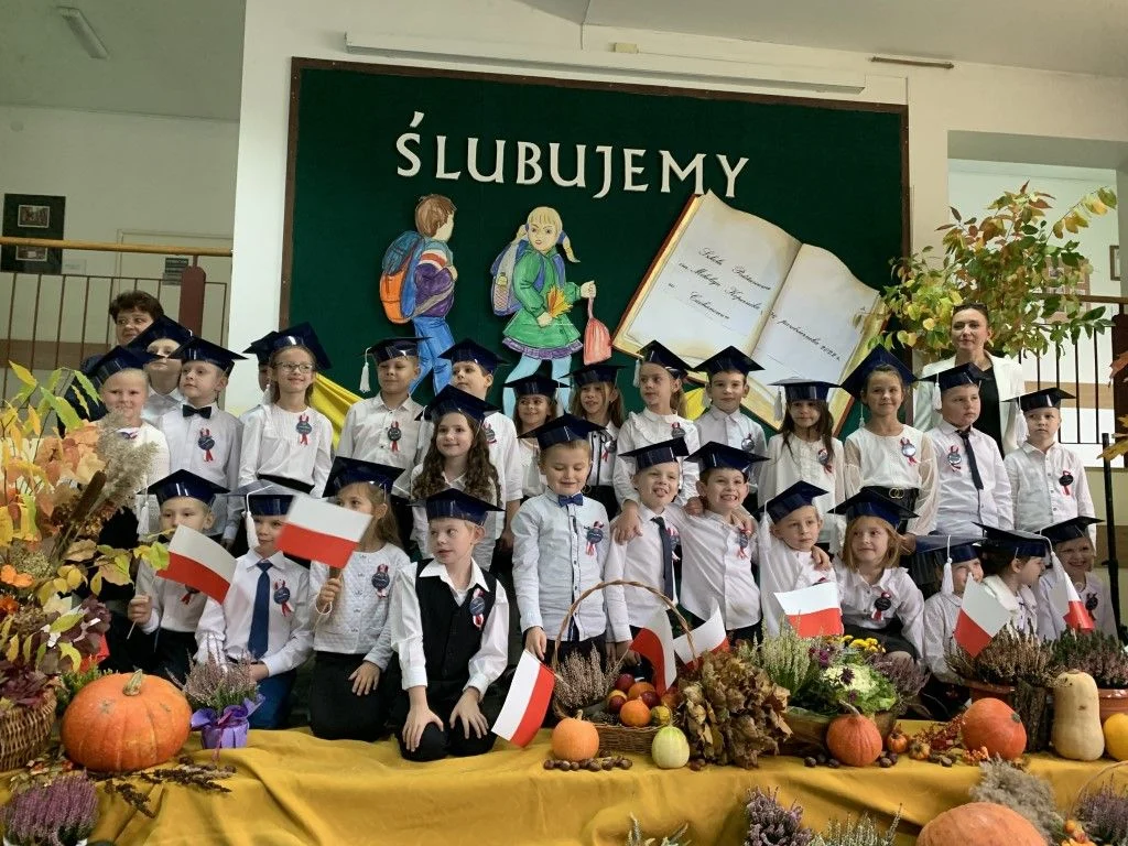 Ślubowanie uczniów klas pierwszych w auli szkoły